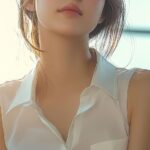4k HD Wallpaper: Asian Girl Kneeling and Smiling